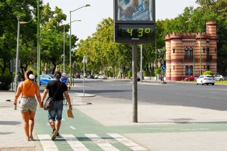 Un termómetro marca 43 grados este lunes 4 de agosto en Sevilla.