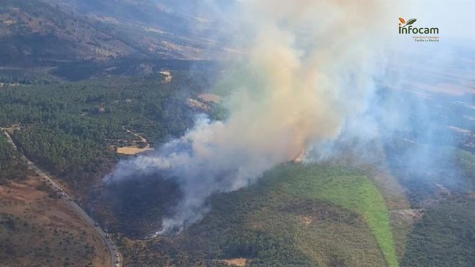 Declarado un incendio en Salobre que obliga a confinar los balnearios de Benito y La Esperanza por el humo