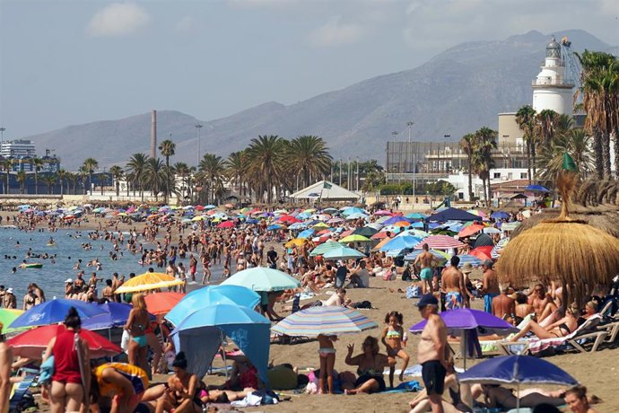 Numerosos turistas y malagueños disfrutan de la playa de La Malagueta. A 29 de julio de 2025, en Málaga (Andalucía, España). 