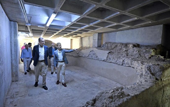 El alcalde de Murcia, José Ballesta, visita el nuevo espacio abierto junto a la muralla medieval en la calle Sagasta, que será la sede permanente del Festival Murcia Tres Culturas