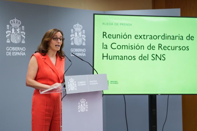 A Ministra da Saúde, Mónica García, faz uma declaração durante uma coletiva de imprensa no Ministério da Saúde, em 30 de julho de 2025, em Madri (Espanha). A ministra se reuniu em uma sessão plenária extraordinária da Comissão de Recursos Humanos do Minis