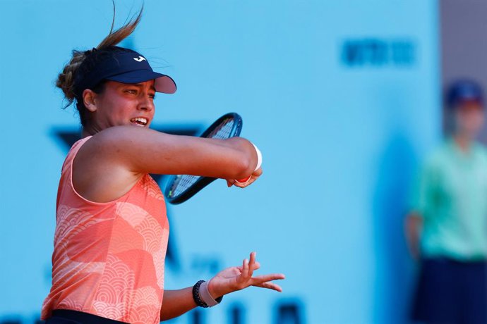 Archivo - Jessica Bouzas Maneiro of Spain plays against Magdalena Frech of Poland during the Mutua Madrid Open 2025, ATP Masters 1000 and WTA 1000 tennis tournament, celebrated at Caja Magica on April 24, 2025 in Madrid, Spain.