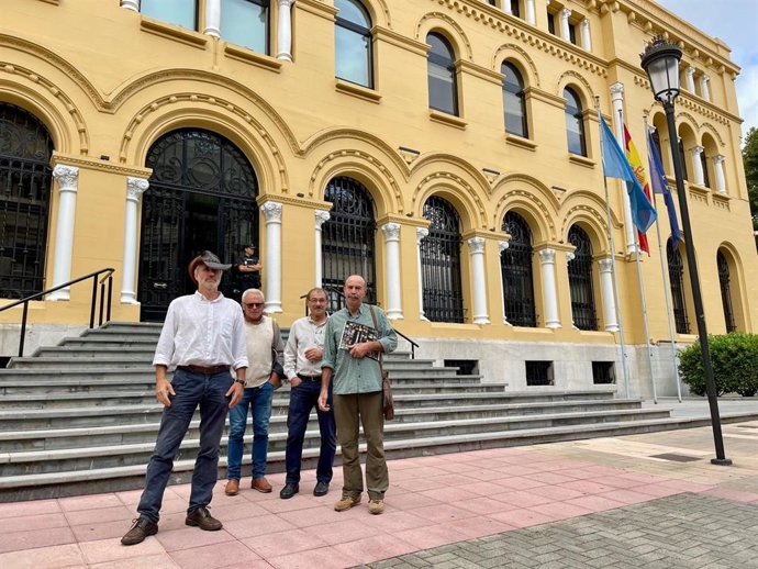 Representantes de Asturias Ganadera frente a la sede de Presidencia.