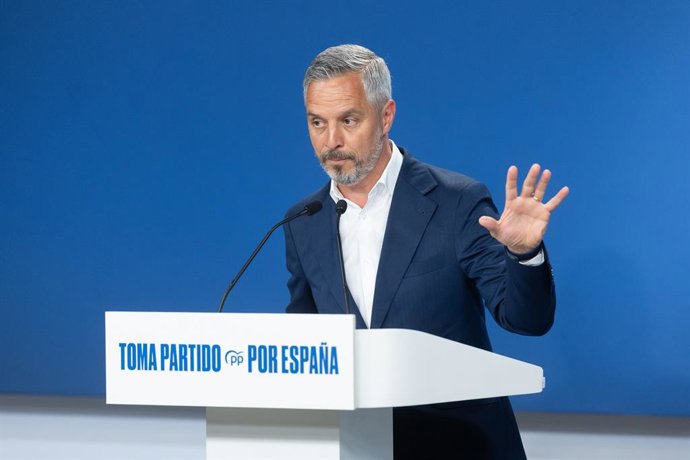 El vicesecretario de Hacienda, Vivienda e Infraestructuras, Juan Bravo, durante una rueda de prensa para tratar asuntos de actualidad, en la sede del PP, a 4 de agosto de 2025, en Madrid (España). En sus declaraciones, Bravo ha denunciado como “muy grave 