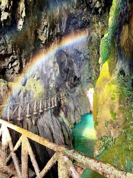 Descubre el paraíso oculto de la Gruta Iris: tu refugio natural contra el calor en el Monasterio de Piedra