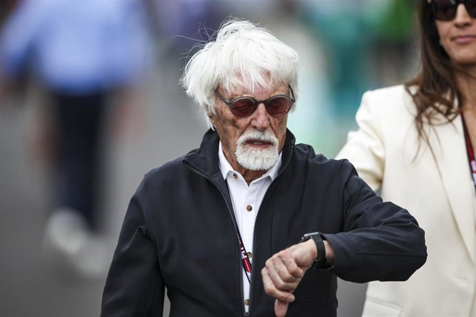 Bernie Ecclestone pase por el 'paddock' durante el GP de Hungría 2025