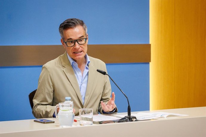 El consejero municipal de Urbanismo del Ayuntamiento de Zaragoza, Víctor Serrano, en rueda de prensa.