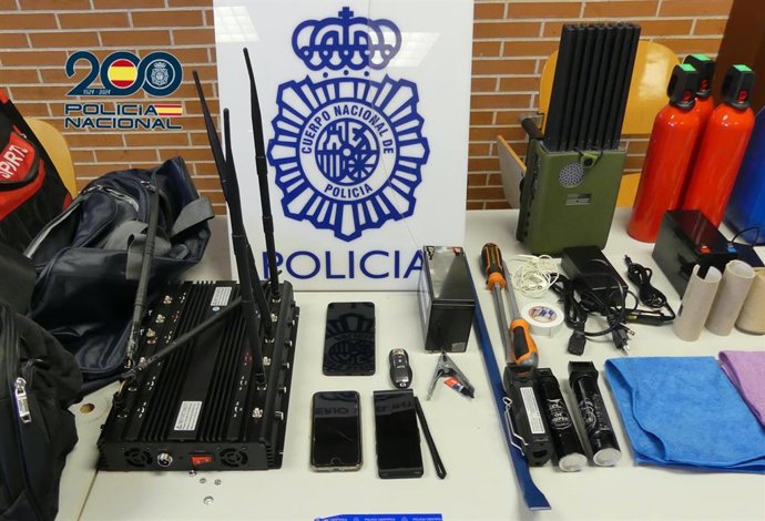La Policía Nacional detiene a dos varones que ocultaban sofisticados útiles para cometer robos en un vehículo de alta gama sustraído.