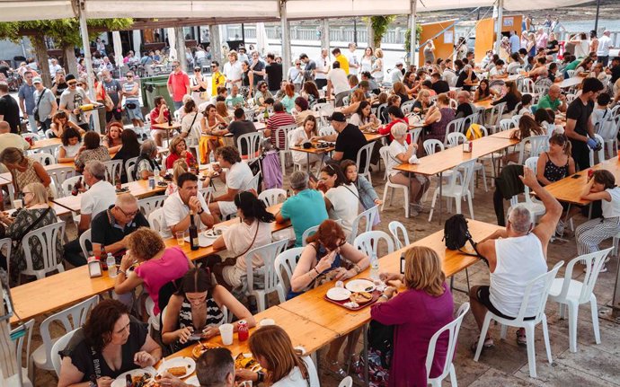 Comensales en la carpa gastronómica de la fiesta en 2024