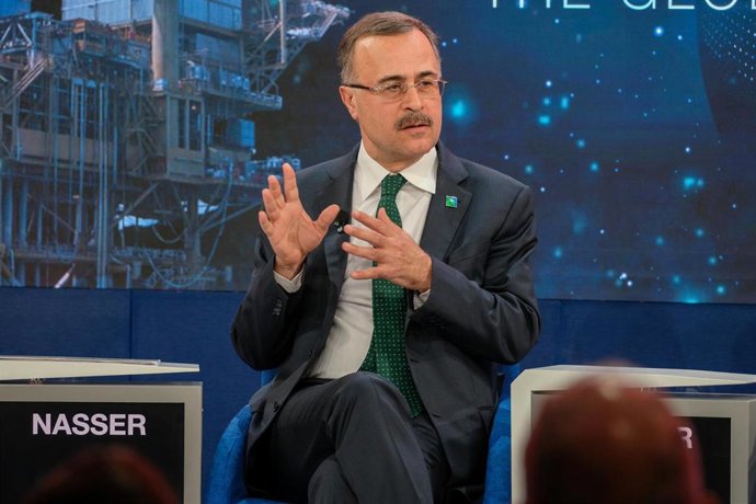 Archivo - FILED - 23 January 2020, Switzerland, Davos: CEO of Saudi Aramco Amin H. Nasser speaks during a plenary session at the 50th World Economic Forum annual meeting. Saudi Aramco's president and CEO, Amin H. Nasser, participated today in the Global C