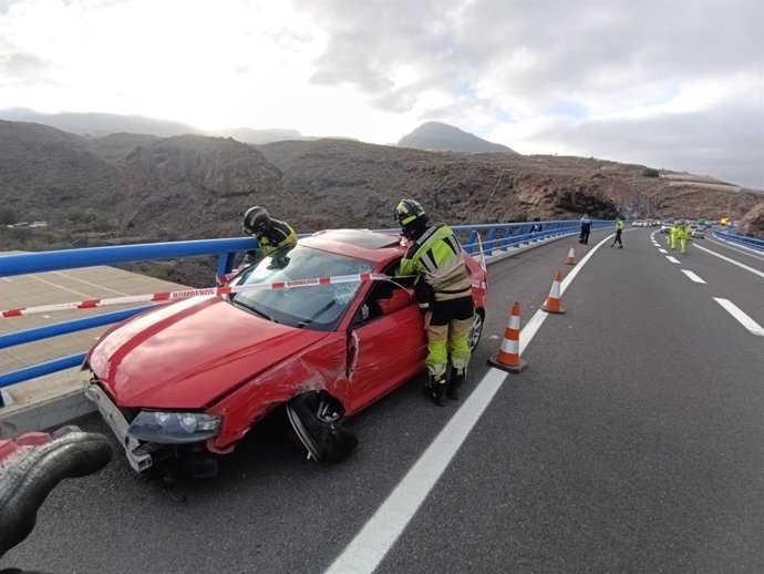 Bomberos de Tenerife actuando en un accidente de tráfico en la TF-1