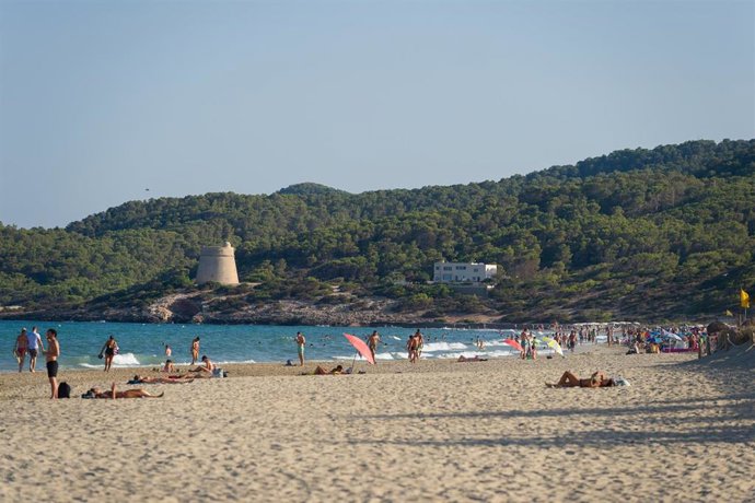 Archivo - Bañistas disfrutan en la Playa d'en Bossa. 