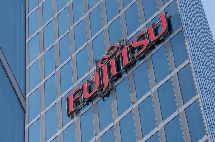 Archivo - FILED - 26 March 2021, Bavaria, Munich: The Fujitsu logo hangs on the facade of an office building in Parkstadt Schwabing, in the north of the Bavarian capital. Photo: Peter Kneffel/dpa