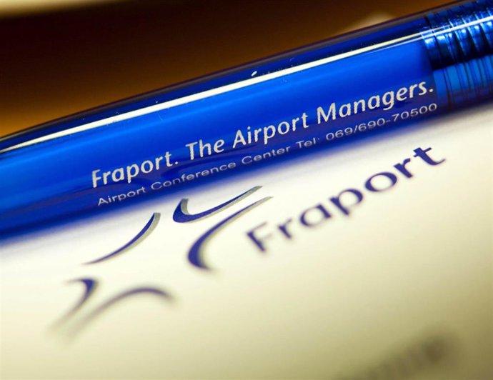Archivo - FILED - 11 March 2011, Frankfurt_Main: A ballpoint pen with the Fraport AG logo lies on a table during the airport operator's annual press conference in Frankfurt am Main. 