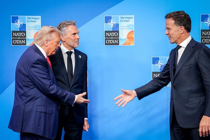 Archivo - Arquivo - 25 de junho de 2025, Holanda, Haia: O presidente dos EUA, Donald Trump (l), é recebido por Mark Rutte (r), secretário-geral da OTAN, e Dick Schoof, primeiro-ministro da Holanda, na cúpula da OTAN. Foto: Kay Nietfeld/dpa