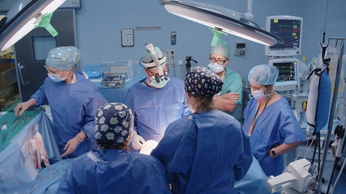 Intervención de implantación de un desfibrilador extravascular por esternotomía media.