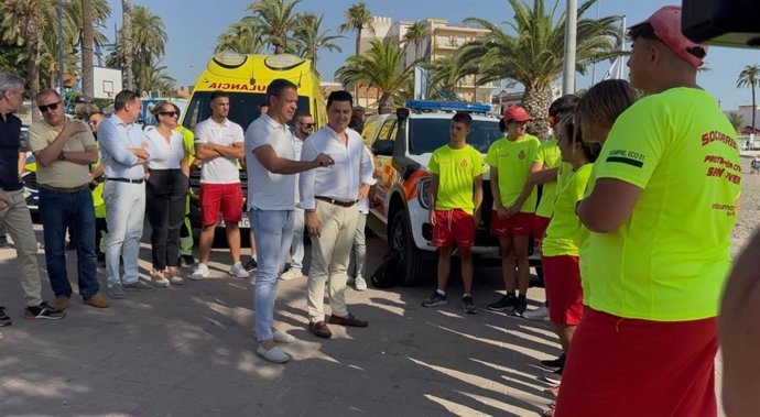 El consejero de Presidencia, Portavocía, Acción Exterior y Emergencias, Marcos Ortuño, y el alcalde de San Javier, José Miguel Luengo, saludan a los socorristas que integran parte del dispositivo del Plan Copla en Santiago de la Ribera