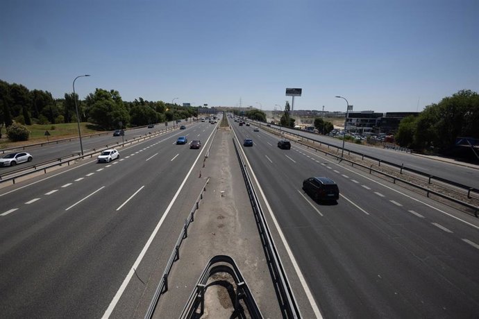 Algunos vehículos en la autovía A3 a la altura del kilómetro 7, a 11 de julio de 2025, en Madrid (España). La DGT prevé más de 100 millones de desplazamientos de largo recorrido por carretera en España durante el verano de 2025, con 47,9 millones en julio