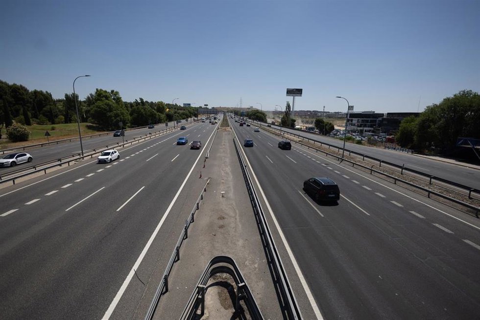 Algunos vehículos en la autovía A3 a la altura del kilómetro 7, a 11 de julio de 2025, en Madrid (España). La DGT prevé más de 100 millones de desplazamientos de largo recorrido por carretera en España durante el verano de 2025, con 47,9 millones en jul