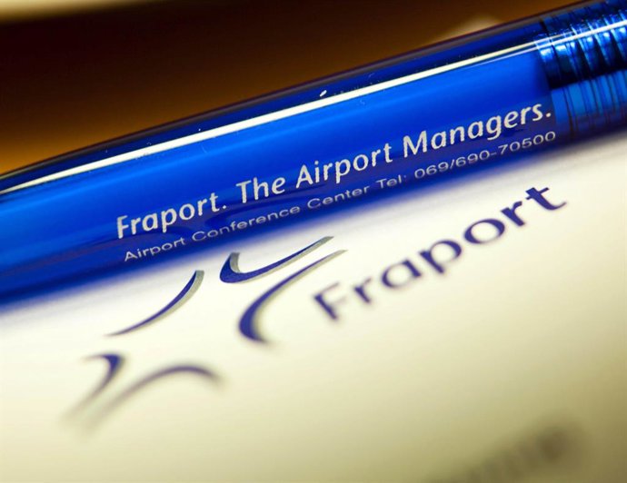 Archivo - FILED - 11 March 2011, Frankfurt_Main: A ballpoint pen with the Fraport AG logo lies on a table during the airport operator's annual press conference in Frankfurt am Main. German airport operator Fraport Group on Tuesday reported a loss in the f