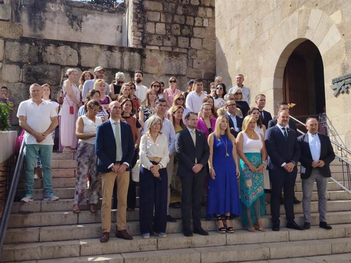 Minuto de silencio por la víctima de violencia de género en Don Benito en la puerta de Presidencia de la Junta.
