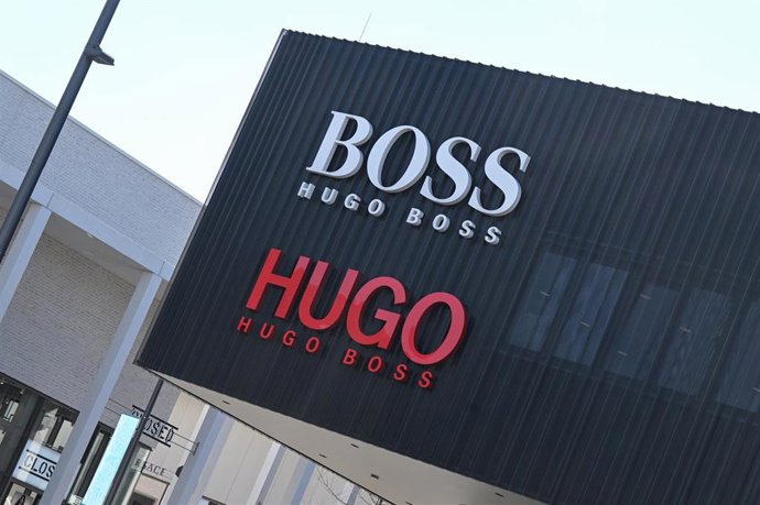 Archivo - FILED - 08 March 2022, Baden-Wuerttemberg, Metzingen: The logo of the Hugo Boss fashion group, is seen at an outlet store at the company's headquarters in Metzingen. Photo: Bernd Weibrod/dpa