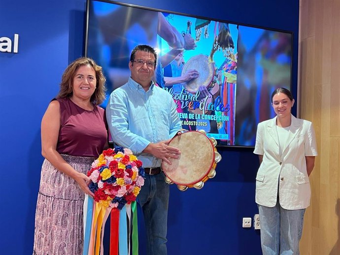 La diputada provincial Sagrario Molina junto al alcalde de Villanueva de la Concepción, Gonzalo Sánchez, presentan el 43 Festival de Verdiales del municipio.