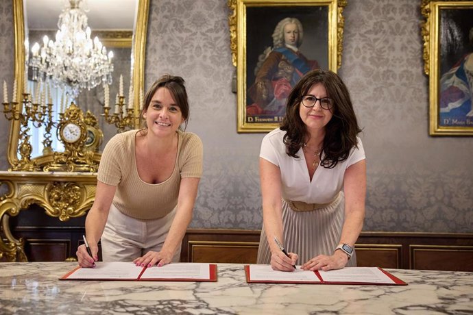 Archivo - La vicepresidenta Alfaro y la vicerrectora de Estudiantes, Vida Universitaria y Compromiso Social de la UPNA, durante la firma del convenio