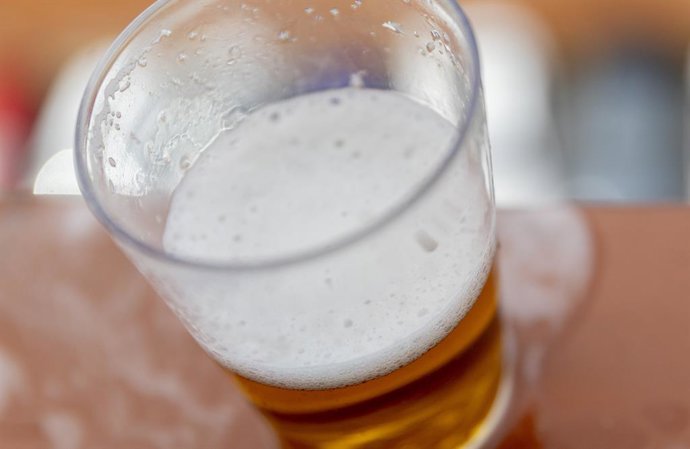 Archivo - Vaso de cerveza, a 1 de abril de 2025, en Madrid (España). Las ventas de cerveza en España han caído un 0,2% en 2024, mientras que la producción se recortó en un 0,4%, debido a la caída del consumo de los españoles en la hostelería, pero que se 