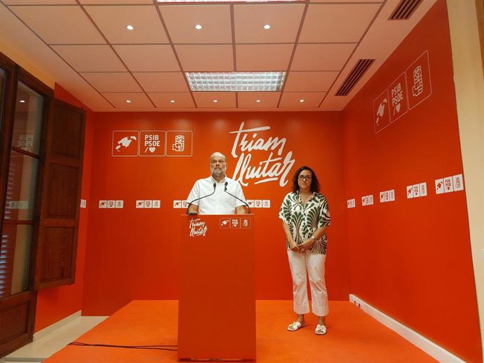 El secretario de Economía y Financiación del PSIB, Llorenç Pou, y la de Transformación del Modelo Turístico, Joana Maria Adrover, en rueda de prensa