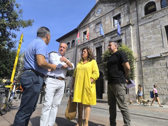 El Diputado Regional Y Portavoz De Medio Rural Del PP De Asturias, Luis Venta,  Junto A Los Ediles Juan Carlos Armas, Aurora Aguilar Y Josín Amor.