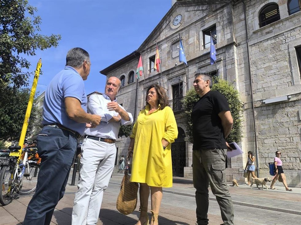 El Diputado Regional Y Portavoz De Medio Rural Del PP De Asturias, Luis Venta,  Junto A Los Ediles Juan Carlos Armas, Aurora Aguilar Y Josín Amor.