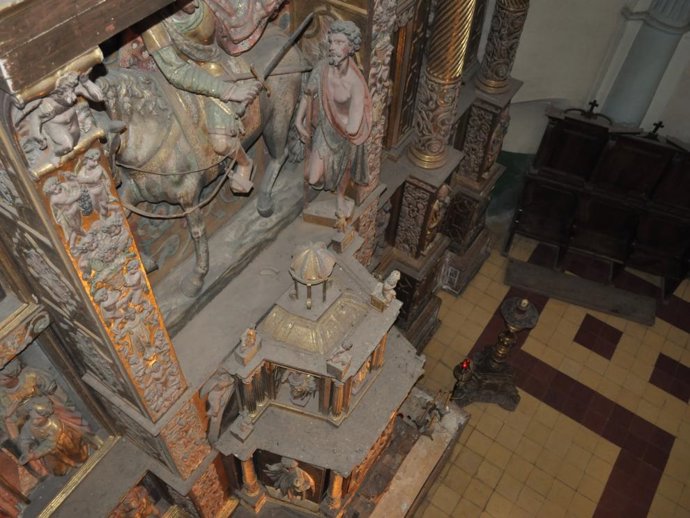 El estado de conservación del retablo presenta numerosas deficiencias:.