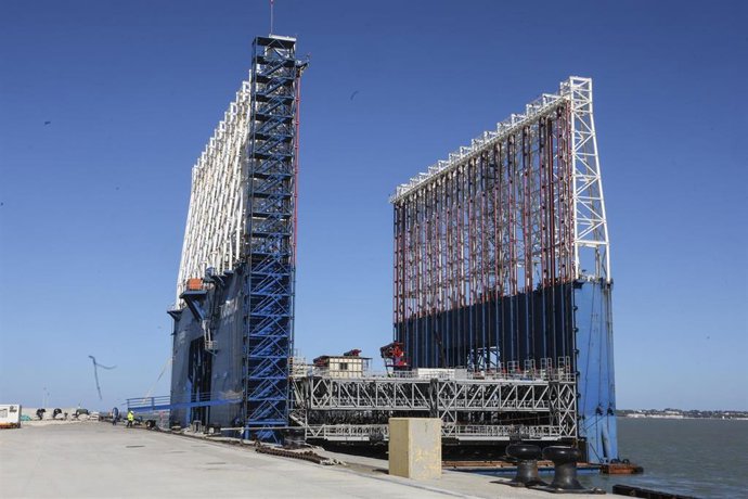 Archivo - Obras de construcción de la fase II de la Nueva Terminal de Contenedores del Puerto de la Bahía de Cádiz (Andalucía, España). ARCHIVO.