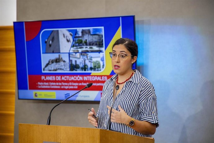La delegada de Hacienda y Fondos Europeos de la Diputación de Córdoba, Ana Rosa Ruz, en rueda de prensa.