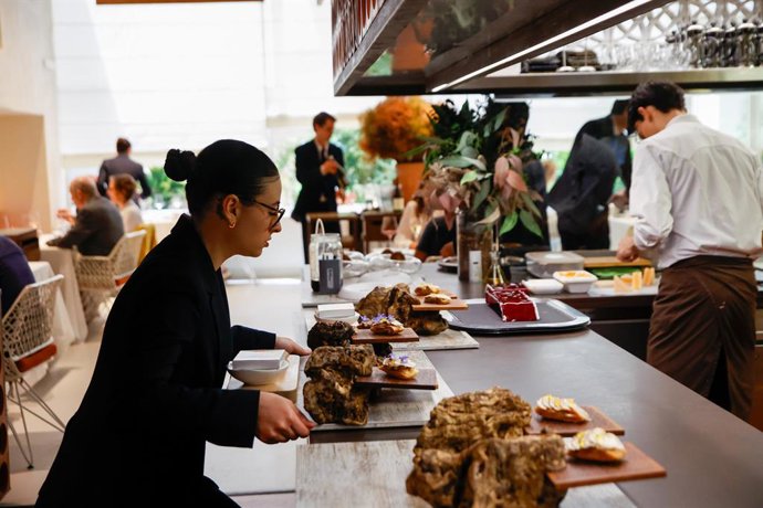 Archivo - Una camarera con uno de los platos del menú degustación del restaurante 'Disfrutar' de Barcelona, a 6 de junio de 2024, en Barcelona, Catalunya (España). El restaurante de los chefs catalanes Oriol Castro, Eduard Xatruch y Mateu Casañas ha sido 