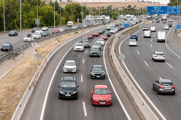 Varios vehículos en la A3, a 1 de agosto de 2025, en Madrid (España). La Dirección General de Tráfico (DGT) puso en marcha a las 15.00 horas de este jueves 31 de julio la 'Operación Especial 1º de agosto' para la que prevé 6.880.000 movimientos por carret