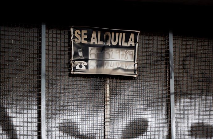 Archivo - Un cartel anuncia un alquiler, a 9 de enero de 2024, en Madrid (España). 