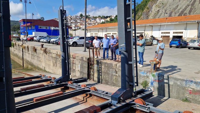El consejero de Medio Rural, Marcelino Marcos, visita las nuevas instalaciones del puerto de Lastres, en Colunga.