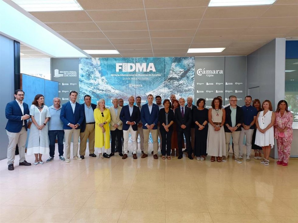 La presidenta y secretario general de Foro Asturias, Adrián Pumares, y Carmen Moriyón, alcaldesa de Gijón a su vez, durante la visita institucional del partido a la 68 Feria Internacional de Muestras de Asturias.