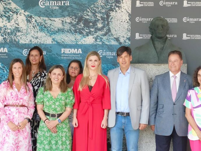 La presidenta de la Federación de Empresarias y Directivas de Asturias (FEDA), Begoña Fernández - Costales (de rojo), en la 68 Feria Internacional de Muestras de Asturias, en el recinto ferial gijonés 'Luis Adaro'.