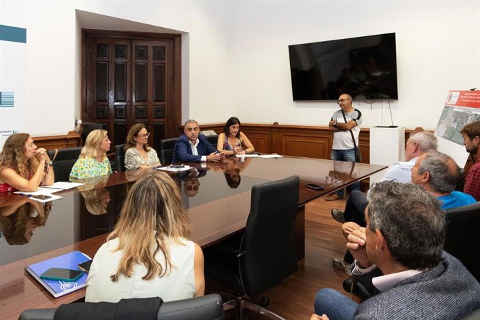 El consejero de Fomento, Vivienda, Ordenación del Territorio y Medio Ambiente, Roberto Media, presenta el proyecto para evitar inundaciones en el polígono industrial Elegarcu.