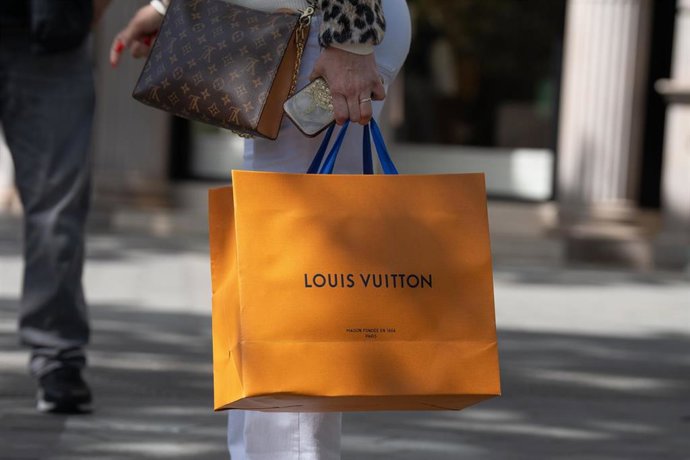 Archivo - Una persona con una bolsa de Louis Vuitton.