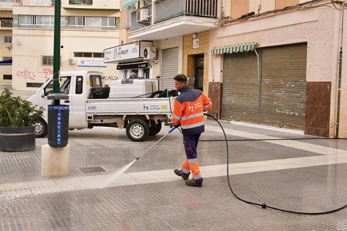 Archivo - Un trabajador de la limpieza 