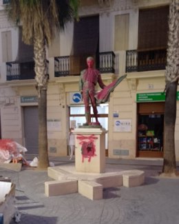 La escultura del torero Enrique Ponce ubicada en la plaza que lleva su nombre en Chiva (Valencia) ha sido objeto de un acto vandálico durante la madrugada de este martes, informa el Ayuntamiento.