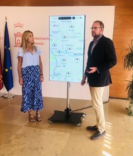 Los concejales de Desarrollo Urbano y Ciudad Inteligente, José Guillén, y de Bienestar Social, Familia y Salud del Ayuntamiento de Murcia, Pilar Torres, presentan novedades en la app Tu Murcia
