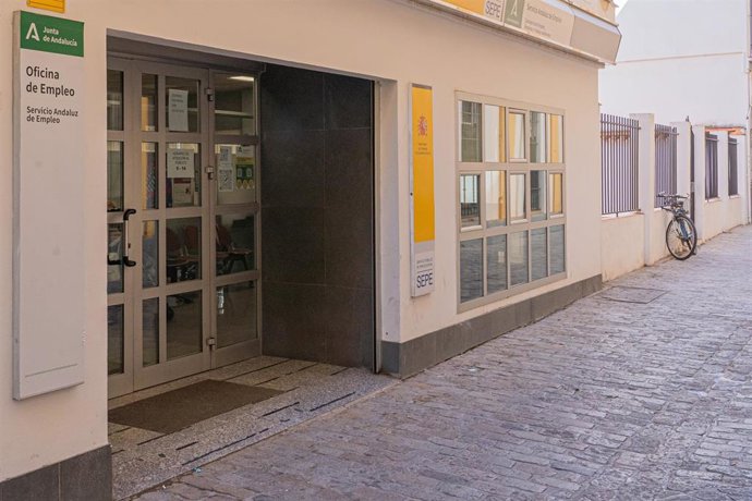 Archivo - Fachada de una oficina del (SEPE) en una imagen de archivo 