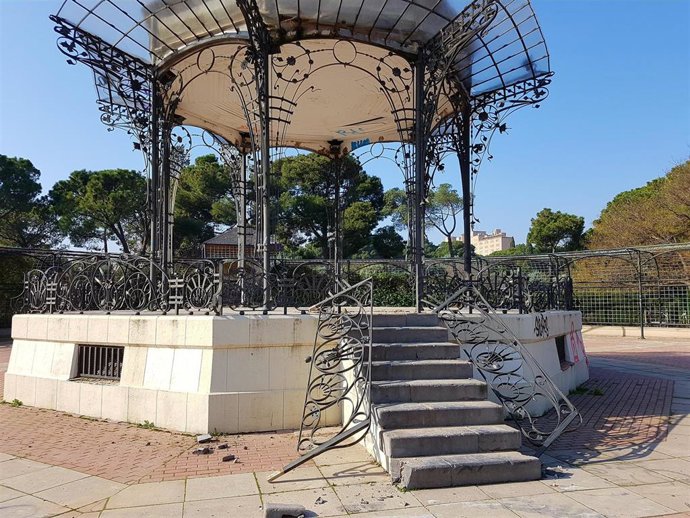 Archivo - Daños causados por acto vandálico en el quiosco de la música del Parque Grande