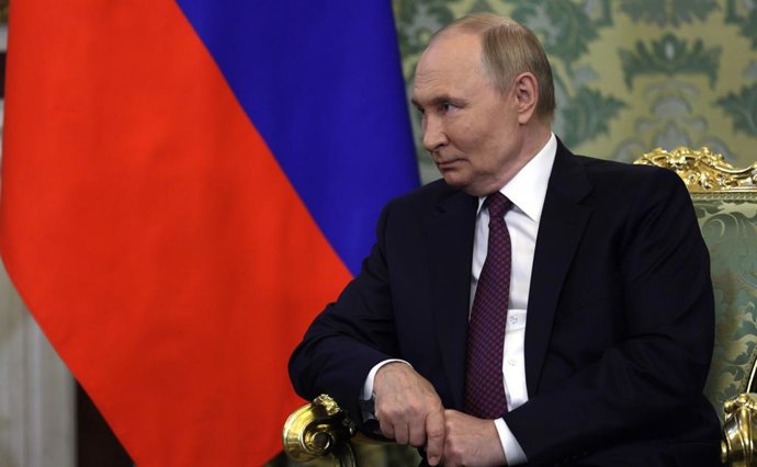 HANDOUT - 31 de julho de 2025, Rússia, Moscou: O presidente russo, Vladimir Putin, participa de uma reunião com o presidente do Laos, Thongloun Sisoulith (sem foto), no Kremlin. Foto: -/Kremlin/dpa - ATENÇÃO: uso editorial apenas e somente se o crédito fo