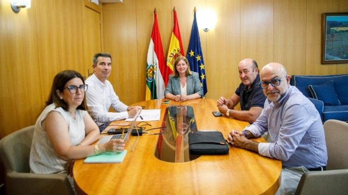 La consejera de Agricultura, Ganadería, Mundo Rural y Medio Ambiente, Noemí Manzanos, y el presidente de la Federación de Cooperativas Agrarias de La Rioja (FECOAR), Alfredo Sánchez, mantienen un encuentro de trabajo